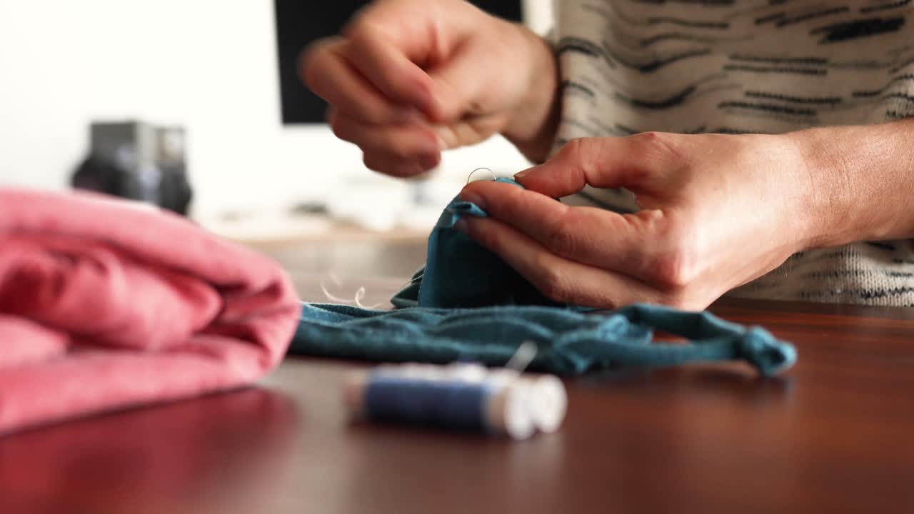 백인 여성 이 얼굴 마스크 를 만들고 있다