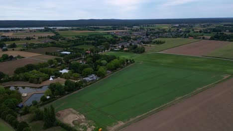 Luftaufnahme-Ländliche-Landschaft-Bauernhöfe-Dörfer-Malerische-Grüne-Patchwork-weide