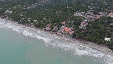 Schwenk-Drohnenaufnahme-Des-Strandes-Palomino,-La-Guajira-In-Kolumbien