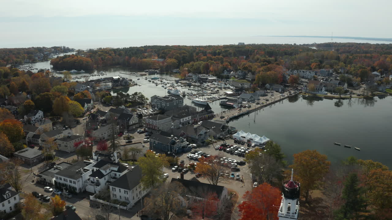 vista aérea del centro de la ciudad a lo largo de un río en otoño, kennebunkport, maine