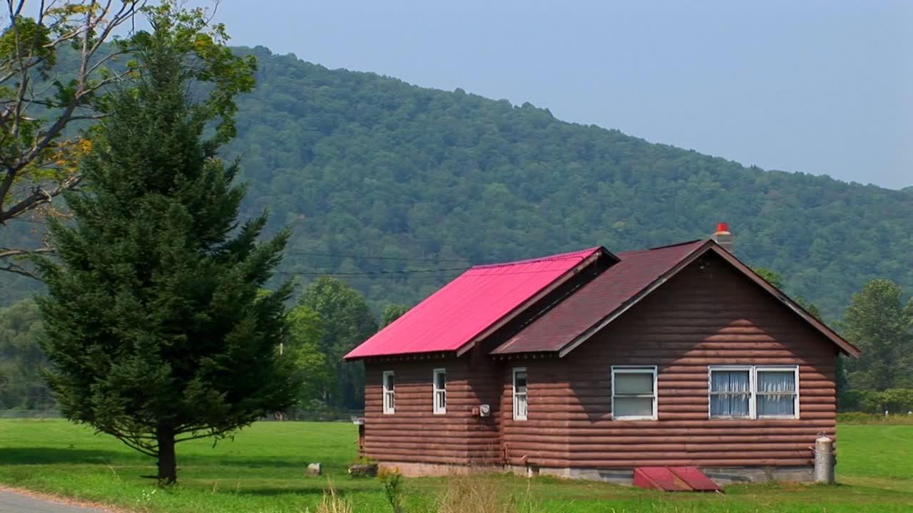 Eine Hütte mitten auf einem grünen Feld in der Nähe der Allegheny Mountains in West Virginia, Pennsylvania.