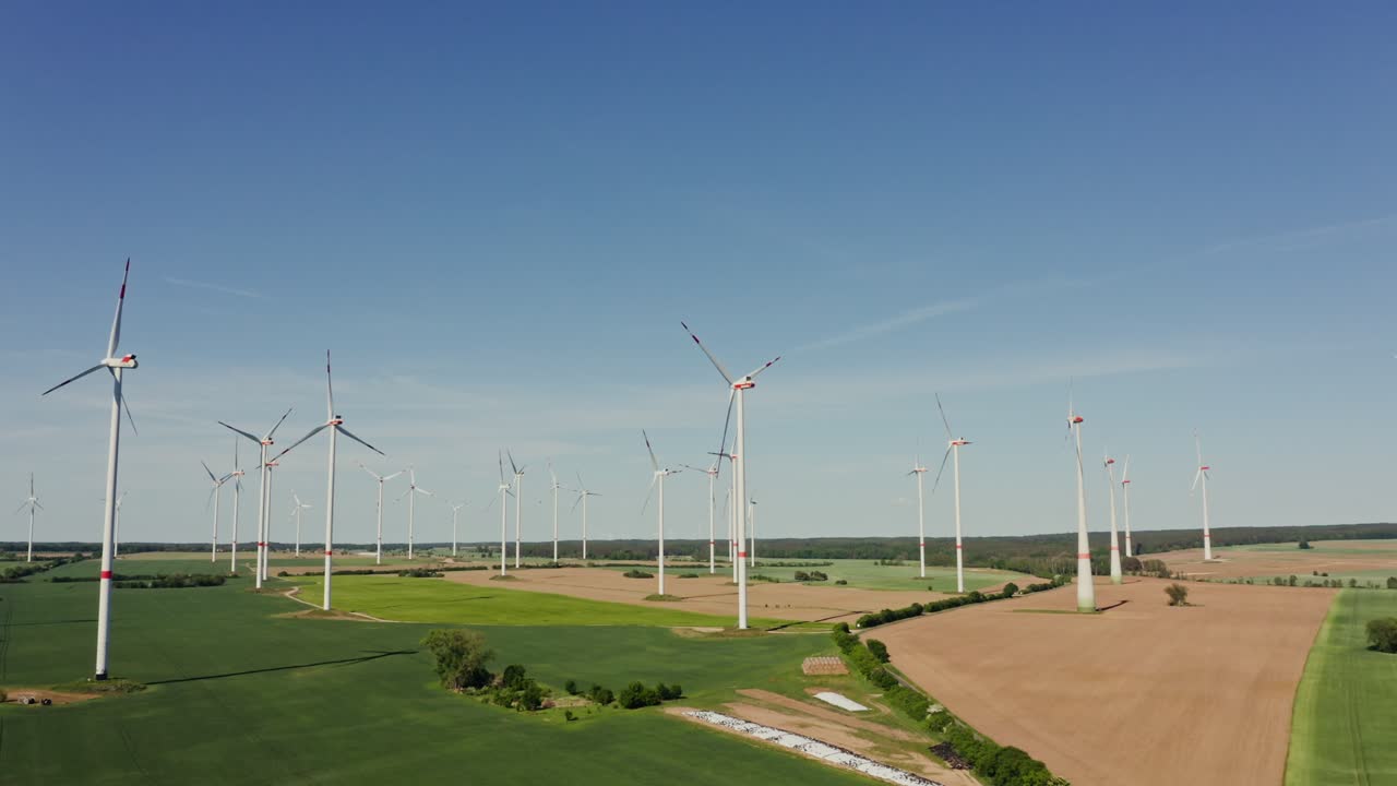 농경지 위 의 풍력 발전소 의 공중 사진