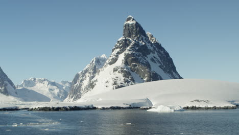 Montaña-De-Hielo-En-El-Océano