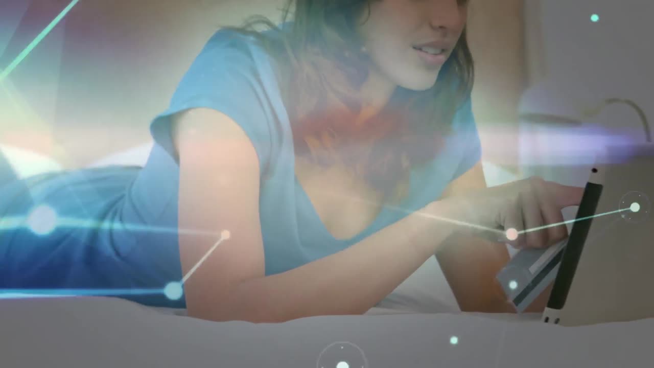 태블릿을 사용하여 신용카드로 온라인 결제를 하는 여성에 대한 연결 네트워크의 애니메이션