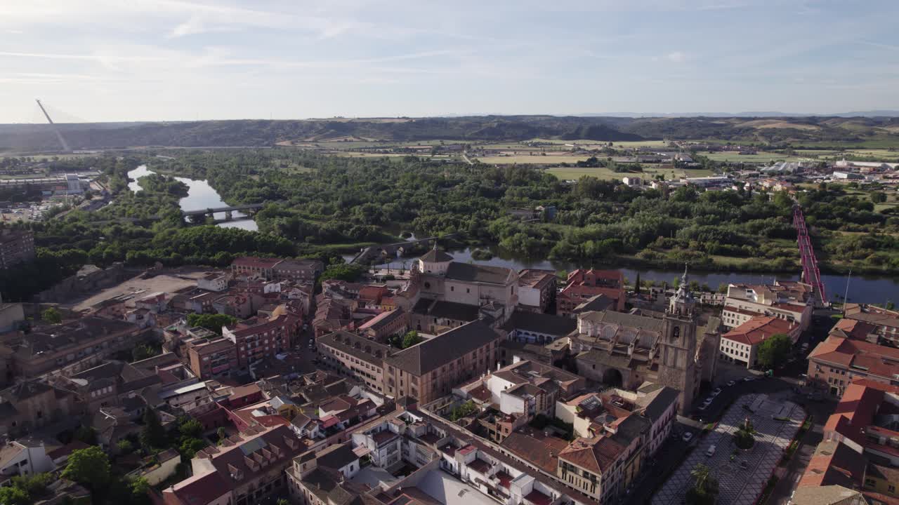 vista panorámica de drones de las afueras de talavera, el río tajo y el campo en forma de espejo