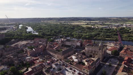 Vista-Panorámica-Desde-Drones-De-Las-Afueras-De-Talavera,-El-Río-Tajo-Como-Un-Espejo-Y-El-Campo.