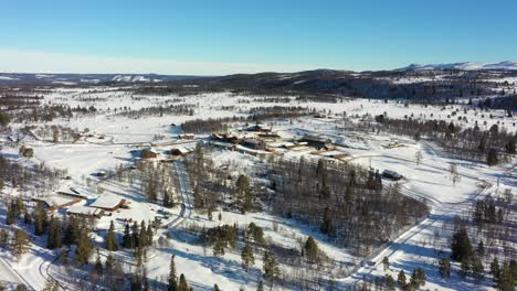 Vista-Aérea-Panorámica-Del-Parque-Natural-Langedrag-Durante-La-Soleada-Mañana-De-Invierno---Girando-Lentamente-Alrededor-Del-Parque-De-Animales-A-Distancia---Noruega