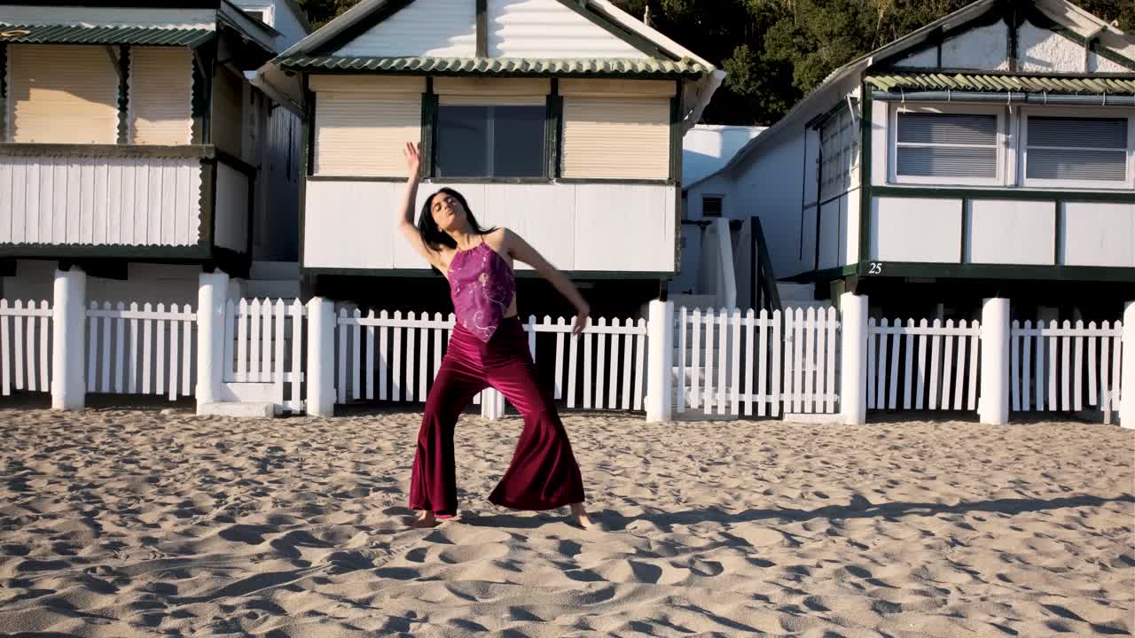 mujer bailando en la playa