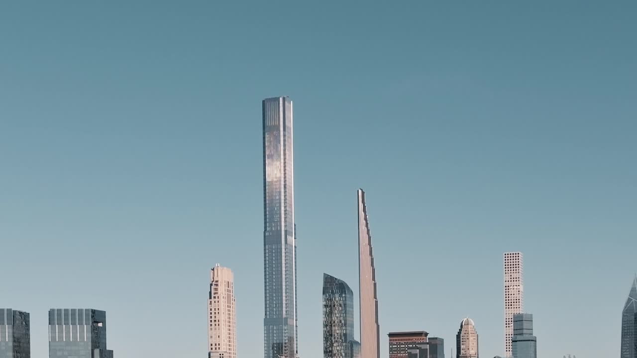 Vista dello skyline di New York con alti edifici in una giornata limpida