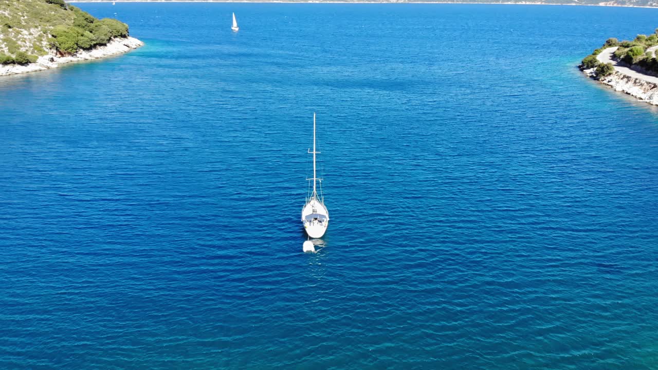 barco de lujo navegando cerca de la playa de agia sofia en erisos, grecia