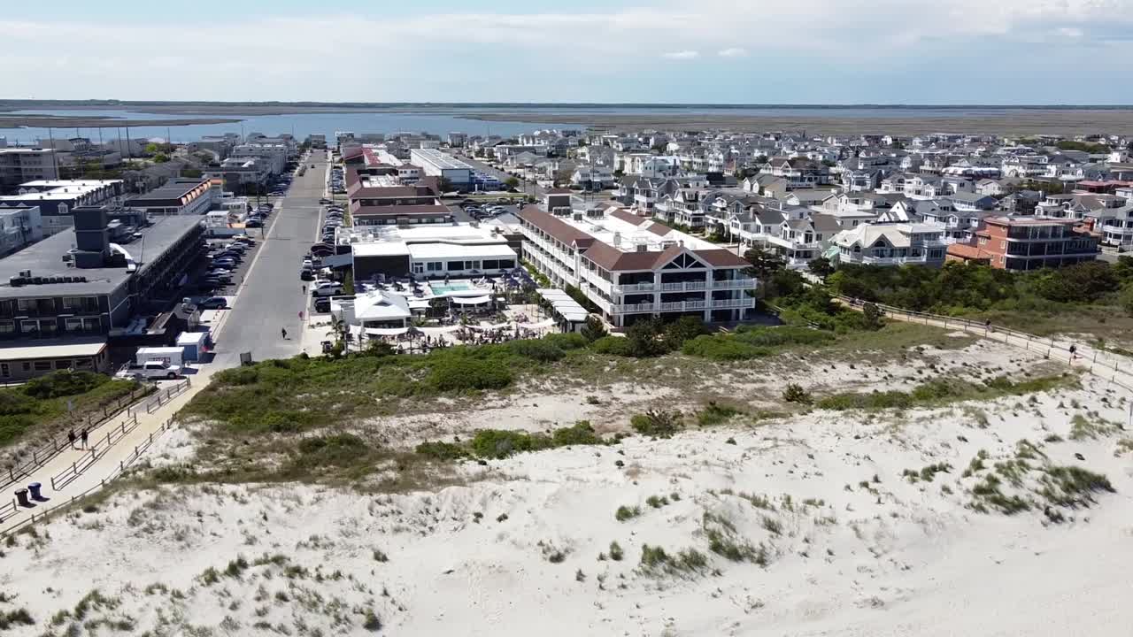 edificio de hotel frente al mar con recepción de bodas al aire libre en avalon, nueva jersey