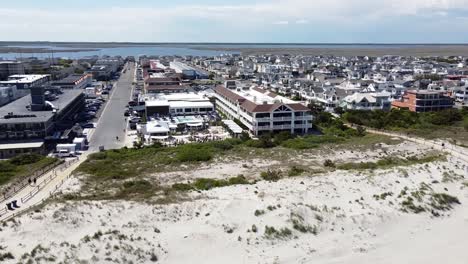 Hotelgebäude-Am-Meer-Mit-Hochzeitsempfang-Im-Freien-In-Avalon,-New-Jersey