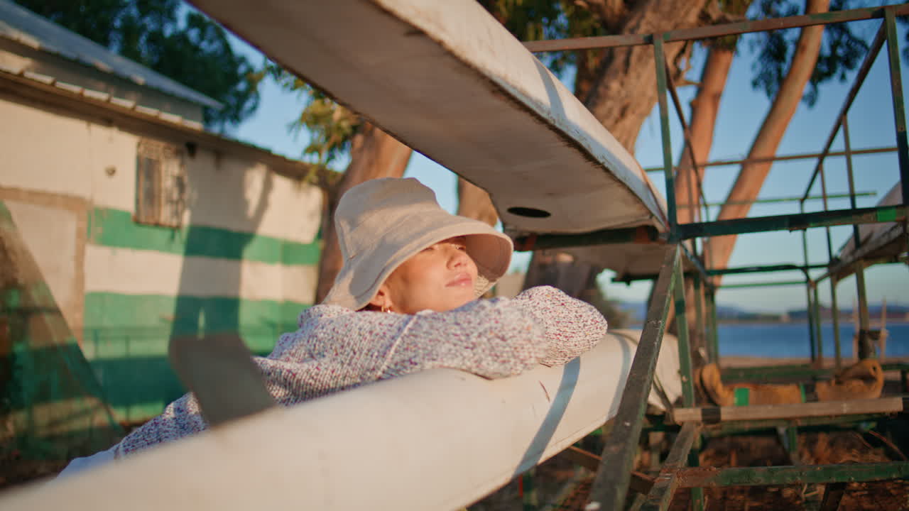 여름 주말에 빛을 즐기는 평온한 소녀. 웃는 여자 쉬는 강