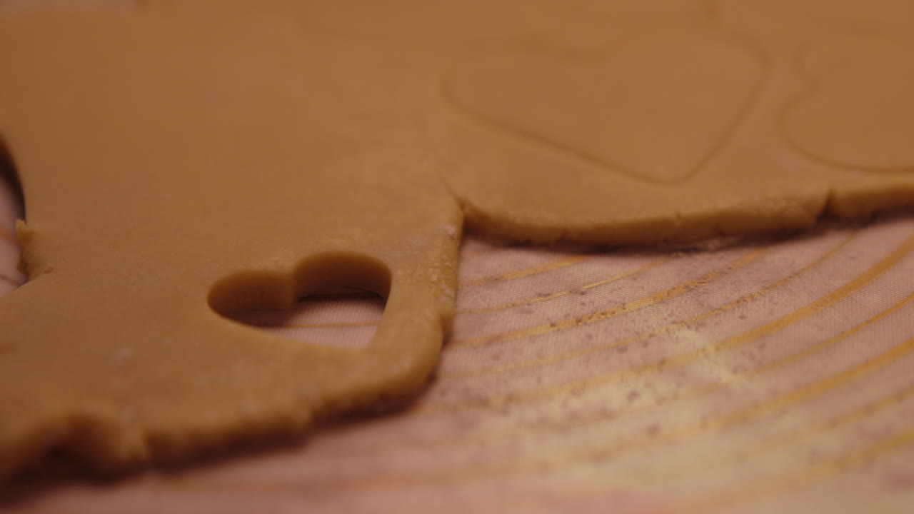 Preparazione di biscotti a forma di cuore
