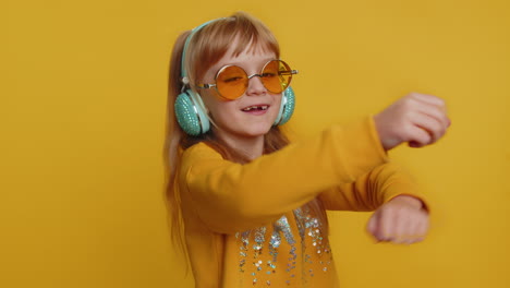 Glückliches-Jugendliches-Kind,-Das-über-Kopfhörer-Musik-Hört-Und-In-Der-Disco-Herumalbert