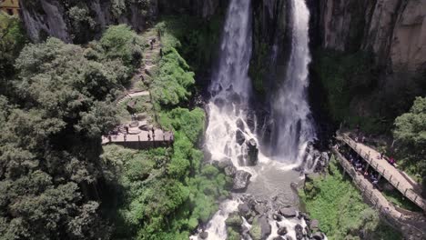 majestuosa cascada: vista aérea de drones del esplendor de la naturaleza en las montañas de puebla, méxico