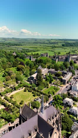 Vertikale-Video-Drohnenaufnahmen-Der-Kathedrale-Und-Des-Schlosses-Von-Arundel