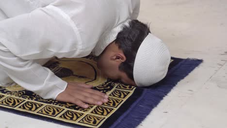 Indian-muslim-man-doing-Sujud-and-praying-to-Allah
