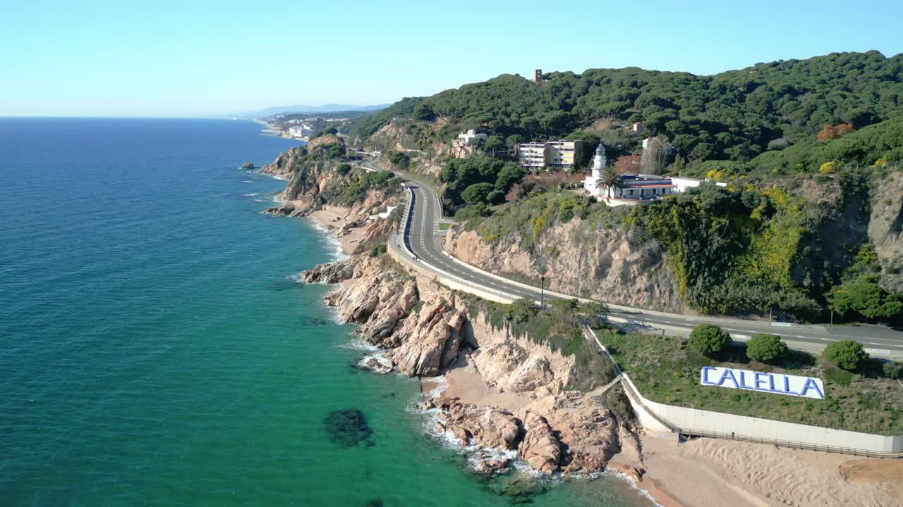 sacular, imagen aérea de la playa de calella de mar, en barcelona, maresme sin gente
