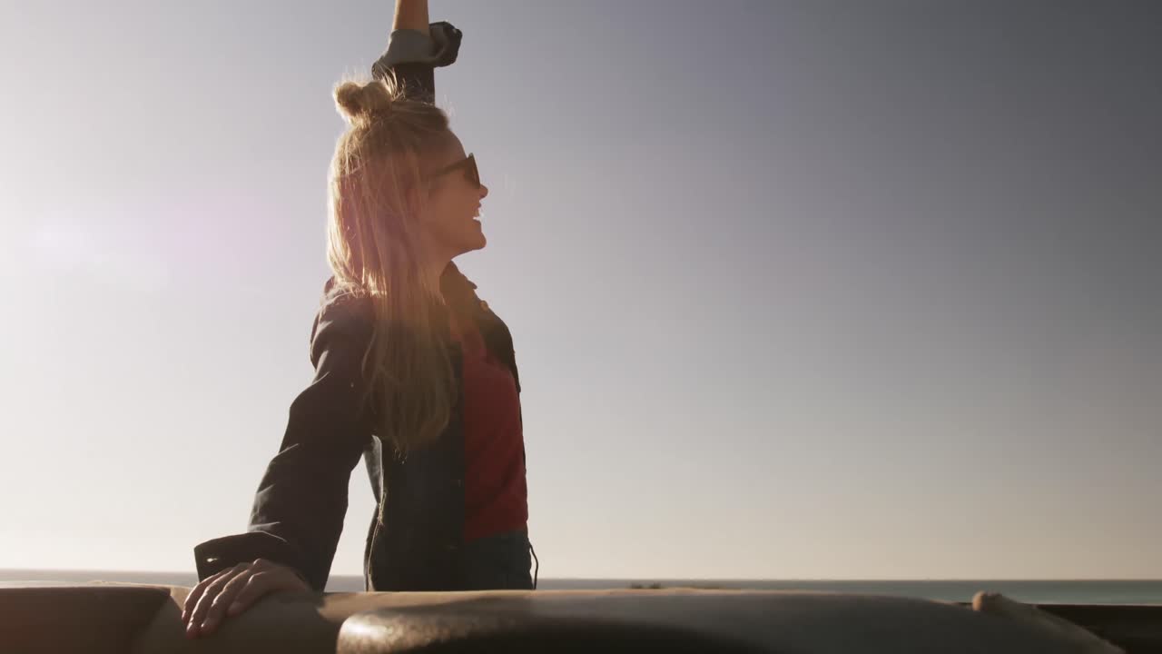 도로 여행 중 자유 시간을 즐기는 여성