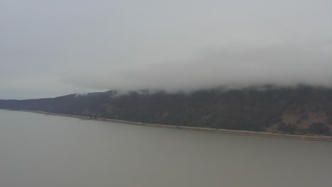drone volando alto sobre el lago george y la carretera cerca de canberra, actúa