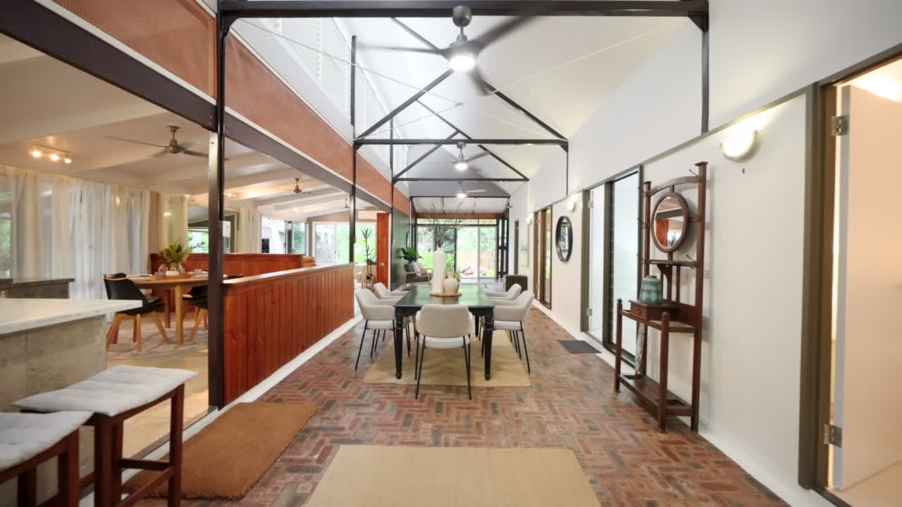 발리에서 영감을 얻은 열대 가정 인테리어 부 식당 라운지 방과 침실 세 침실 인접