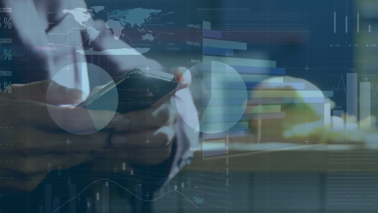 animazione di grafici digitali e database che si muovono sulle mani caucasiche usando un telefono cellulare in un caffè