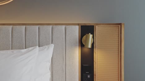 cama de habitación de hotel y luz lateral