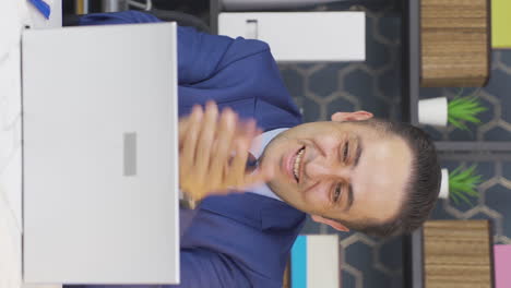 video vertical de un hombre de negocios feliz obteniendo buenos resultados en la computadora portátil.