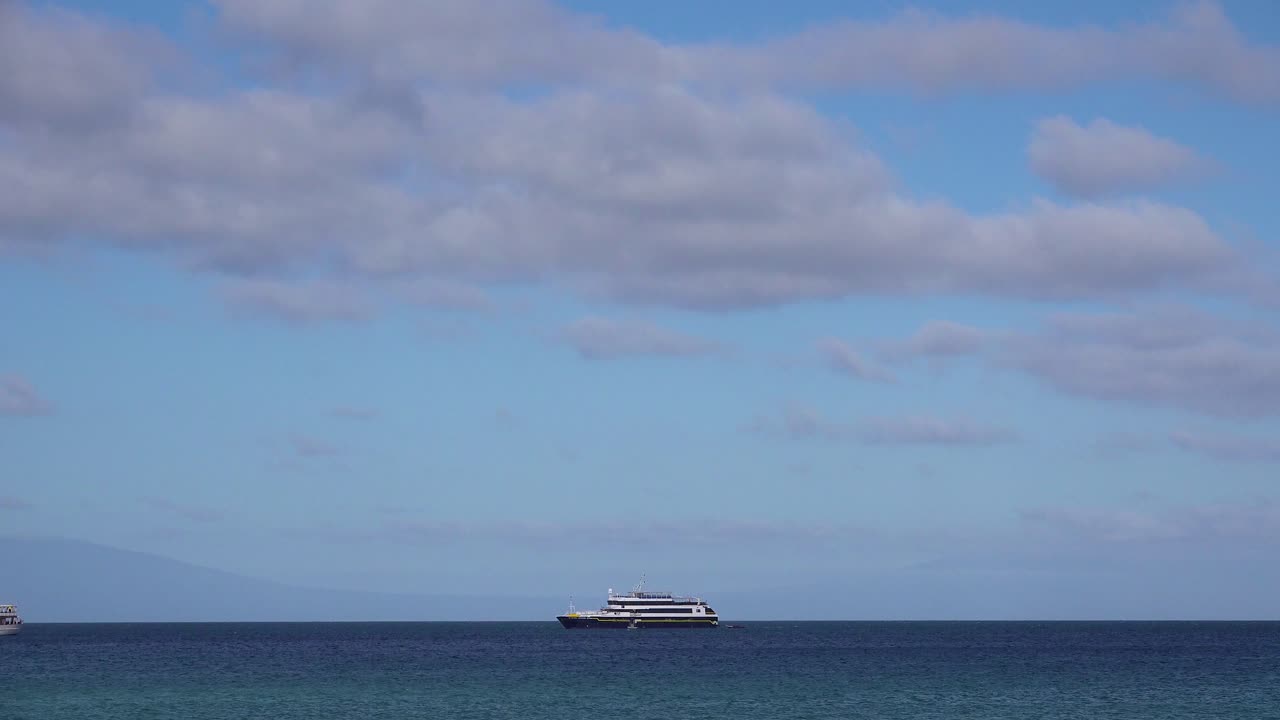 배나 값비싼 요트가 바다에서 보인다