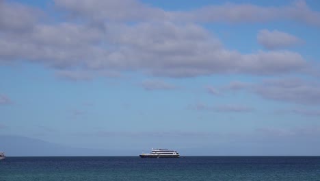 Ein-Schiff-Oder-Eine-Teure-Yacht-Wird-Auf-See-Gesehen