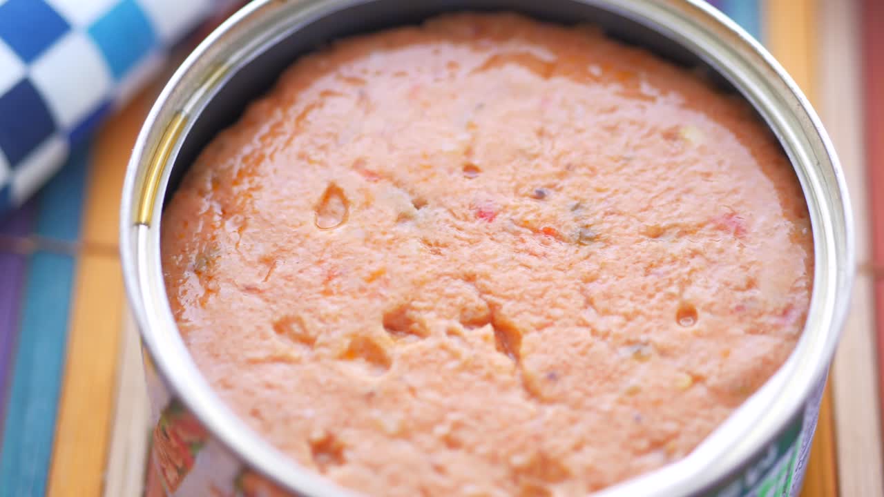 lata abierta de pescado enlatado