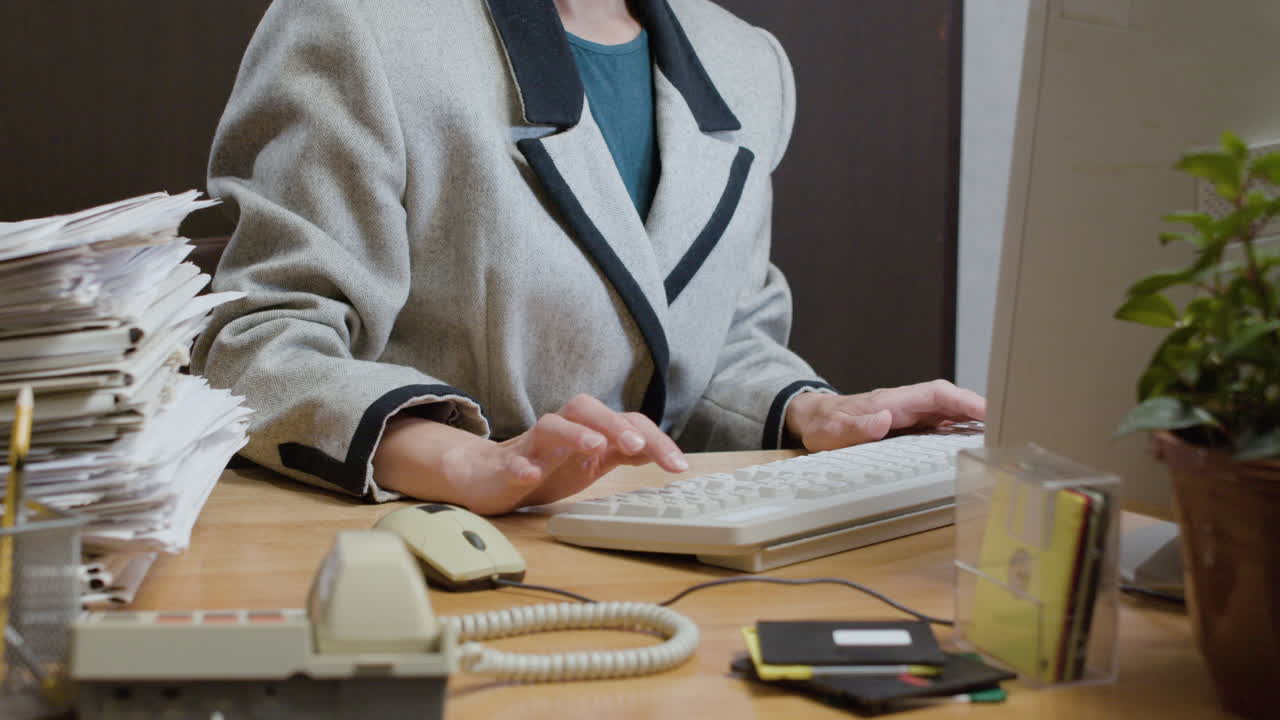 키보드에서 타이핑하는 인식할 수 없는 여자.