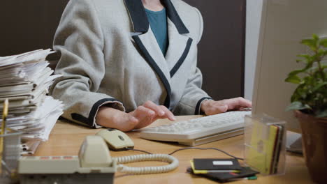 una mujer irreconocible escribiendo en el teclado.