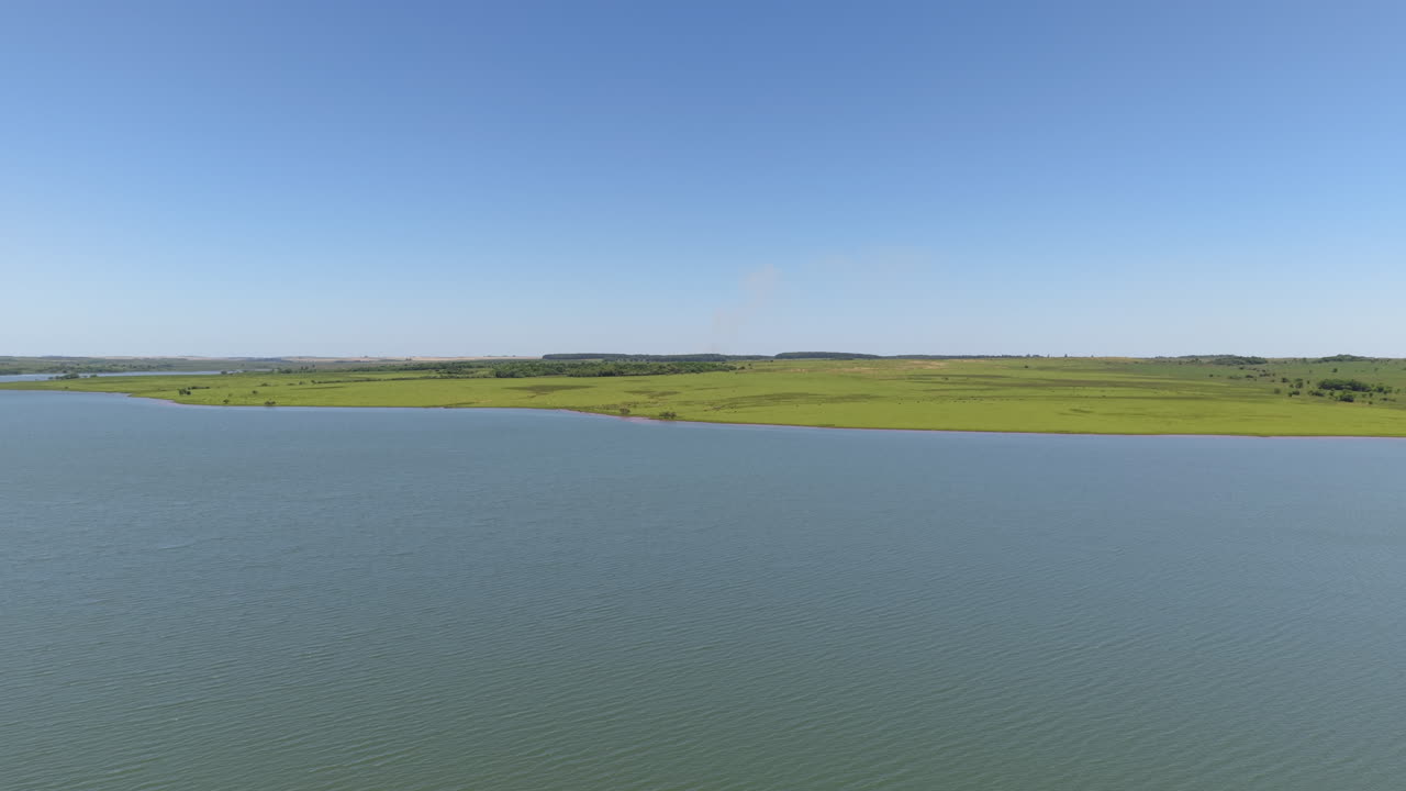 호수와 함께 푸른 의 드론 뷰에서 공중.