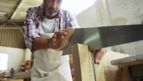 Tischler-Arbeitet-An-Seinem-Handwerk