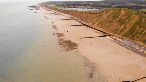 antena - costa y malecón en el mar del norte, sheringham, inglaterra, gran tiro delantero