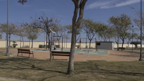 parque de juegos para niños en españa con árboles