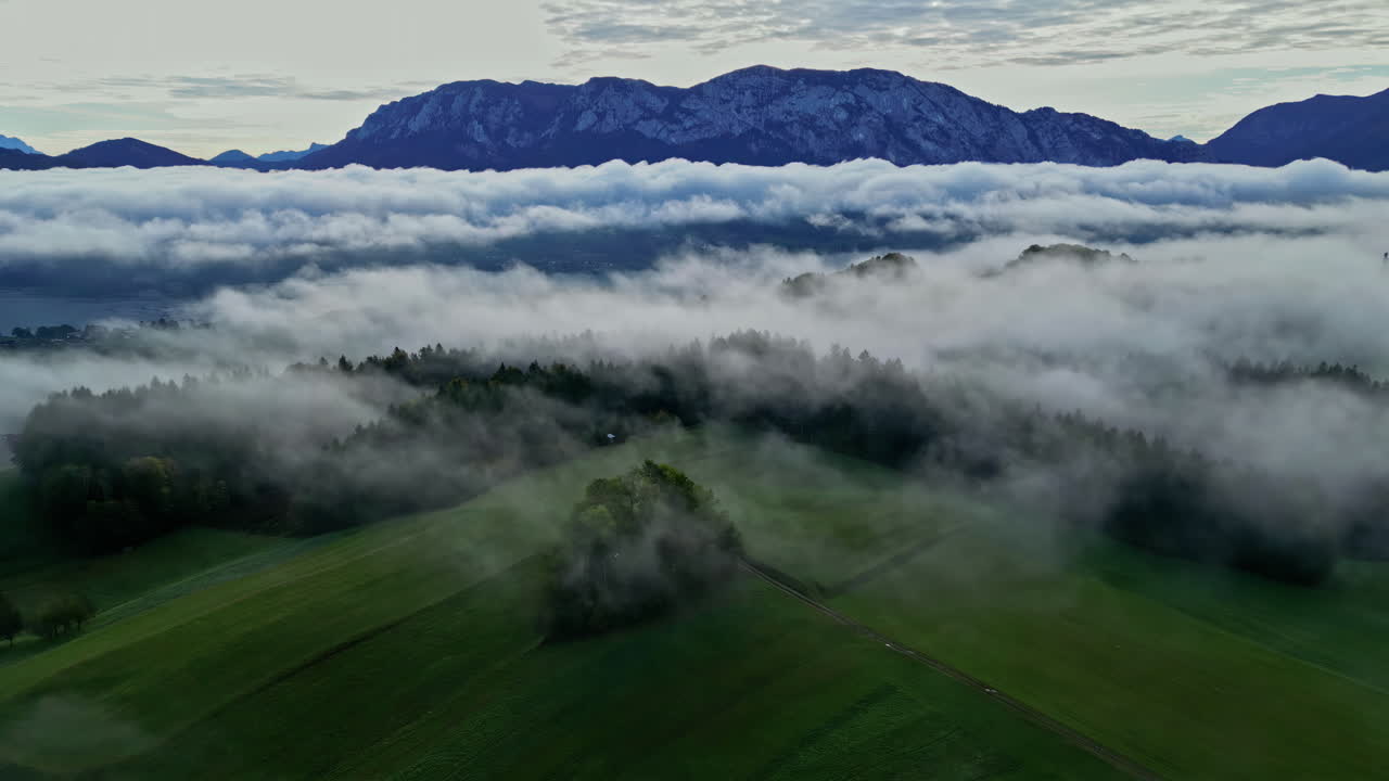 안개가 가득한 과 산의 공중 풍경, 우울한 오스트리아의 시골