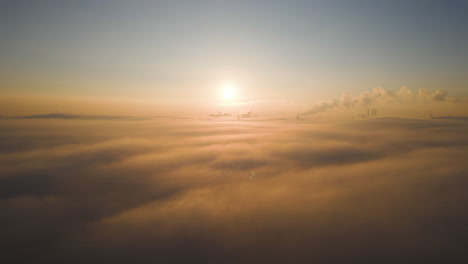 Hermoso-Amanecer-Dorado-Sobre-La-Vista-Aérea-De-La-Capa-De-Niebla-Nublada-De-Bajo-Nivel