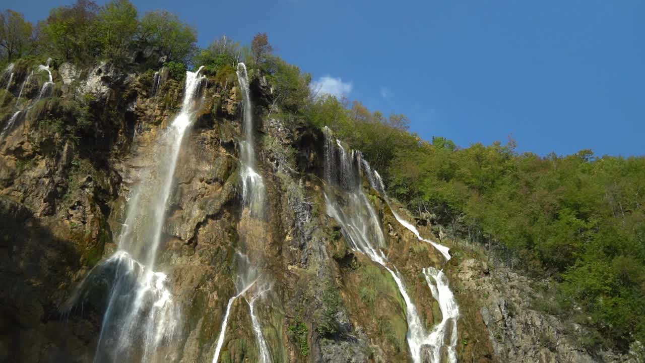 vista en ángulo de las altas y delgadas cascadas de veliki slap en el parque nacional de los lagos de plitvice en croacia, europa a ¼ de velocidad