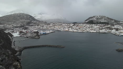 vista panorámica del municipio de skjervøy en el condado de troms og finnmark, noruega durante el invierno - toma aérea de drones