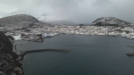 挪威 troms og finnmark 縣的 skjervøy 市區冬季全景 - 無人機拍攝