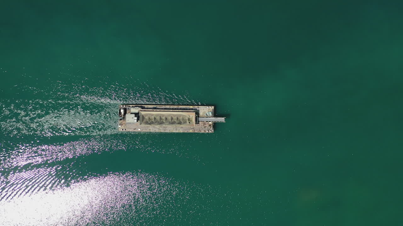 물에서 항해하는 모래로 가득 찬 산업 보트의 상위 뷰