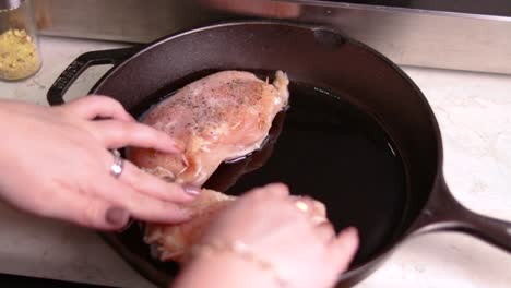 Poniendo-Las-Pechugas-De-Pollo-Rellenas-Ya-Preparadas-En-Una-Sartén-Forjada