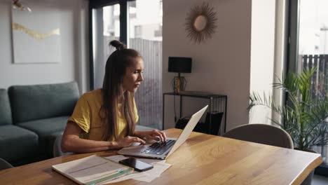 Mujer-Caucásica-Sentada-En-El-Escritorio-Y-Trabajando-En-La-Computadora