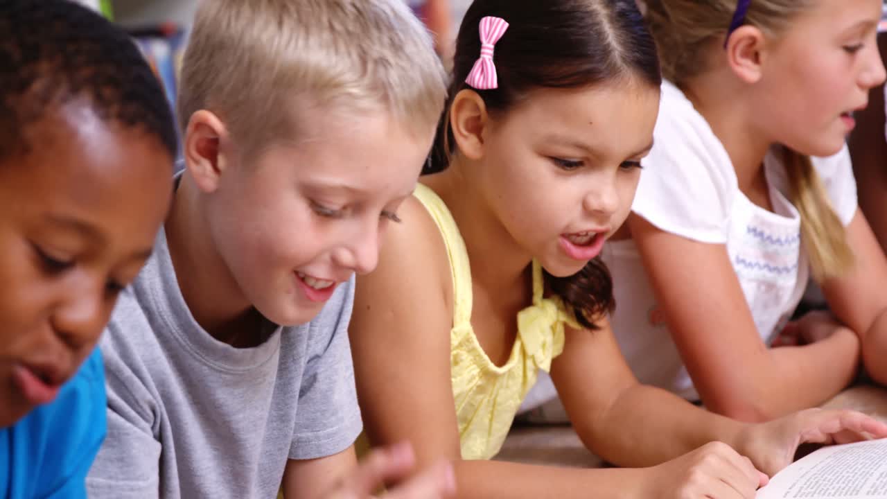 niños de la escuela leyendo libros en la biblioteca