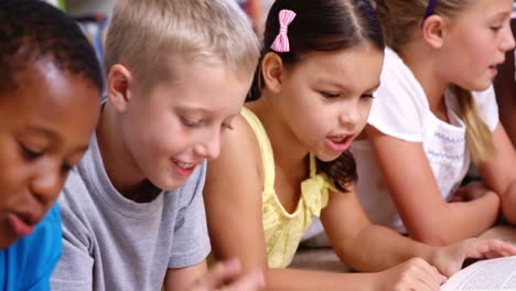 Niños-De-La-Escuela-Leyendo-Un-Libro-En-La-Biblioteca