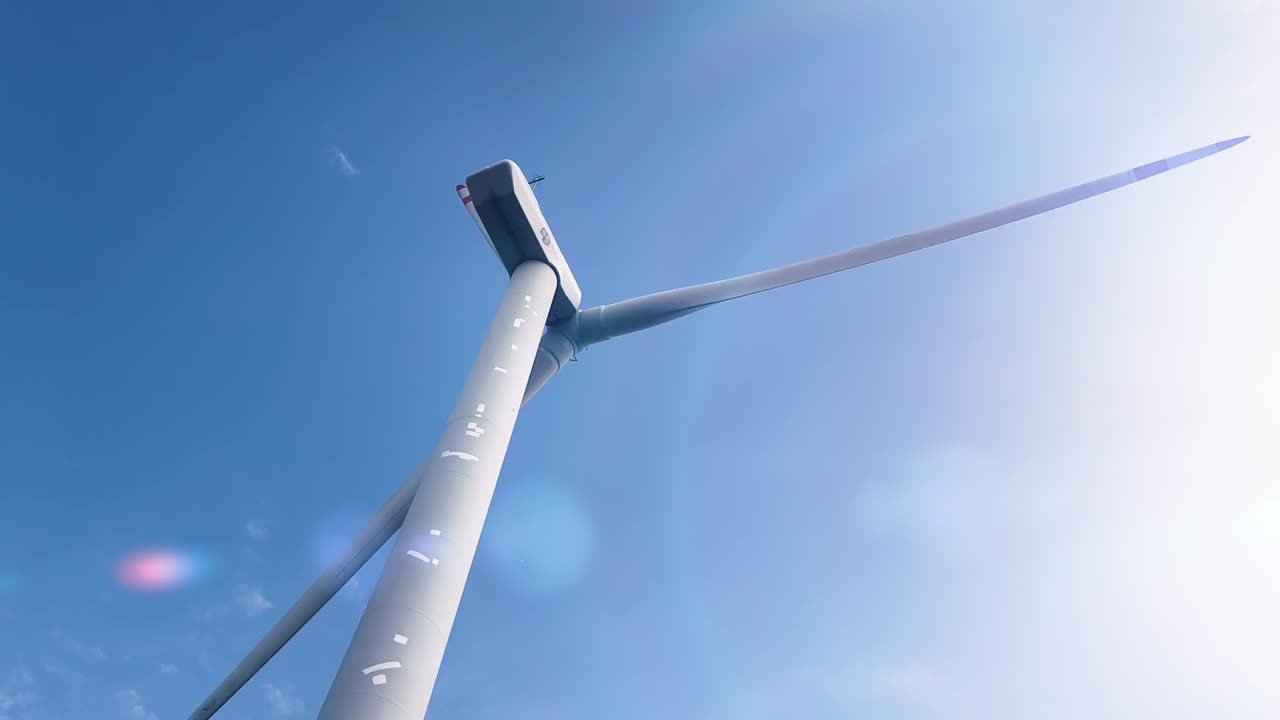 은 푸른 하늘에  풍력 터빈과 태양 플레어 - 라마 풍력 발전소 홍콩