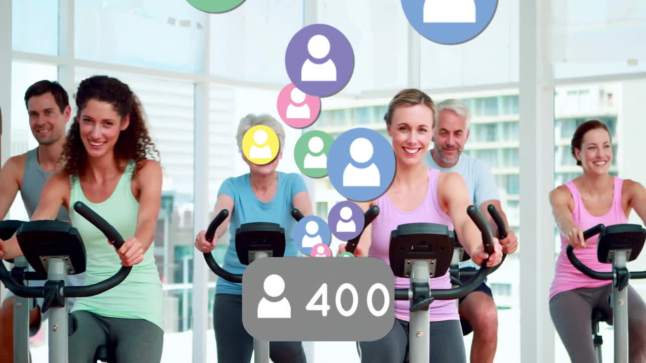 소셜 미디어 추종자와 함께 체육관에서 자전거를 타는 사람들은 그 위에 애니메이션을 셀 수 있습니다.